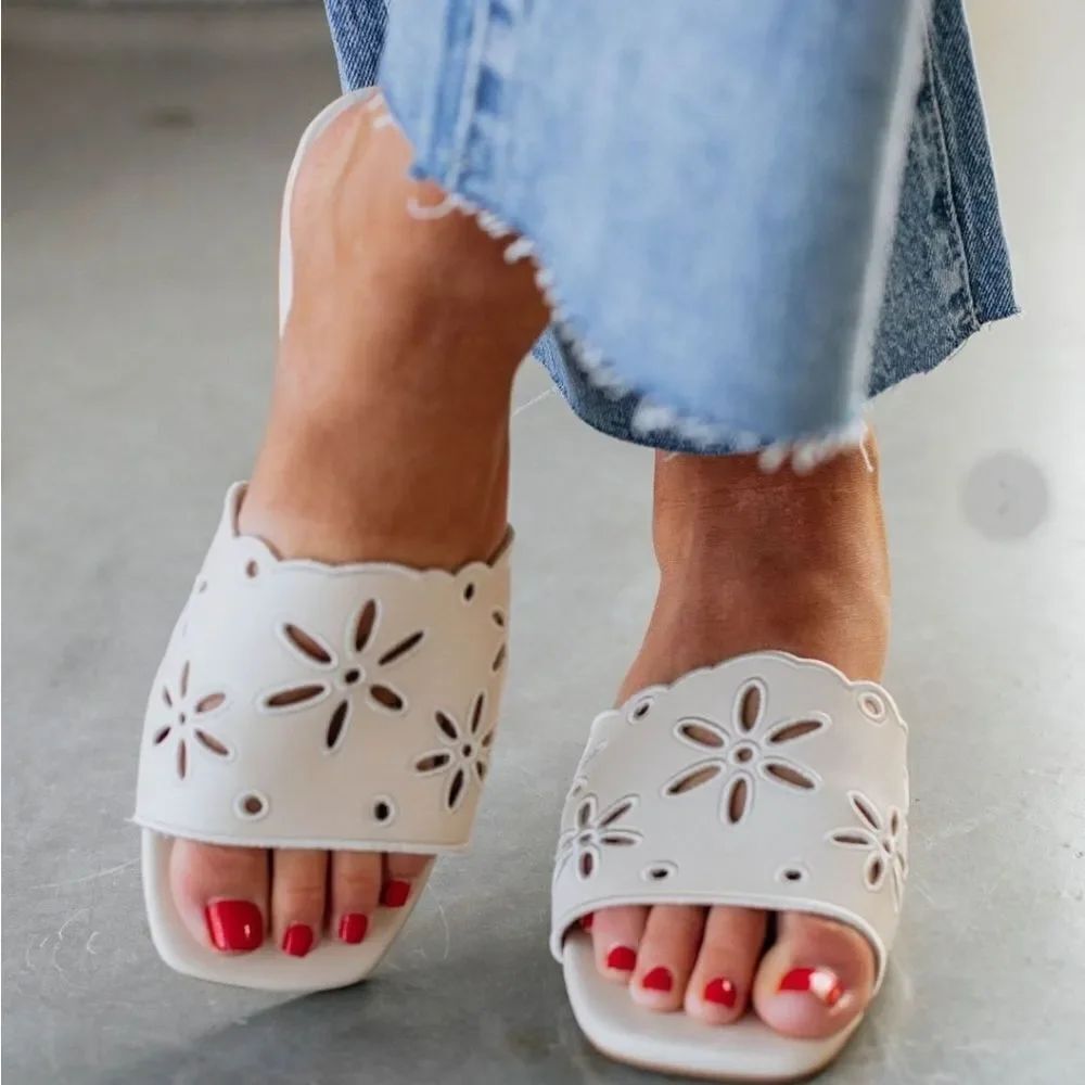 BRAND NEW WHITEMT OVALS FLORAL EMBROIDER SQUARE OPEN-TOE SLIP-ON WOMEN"S SANDAL